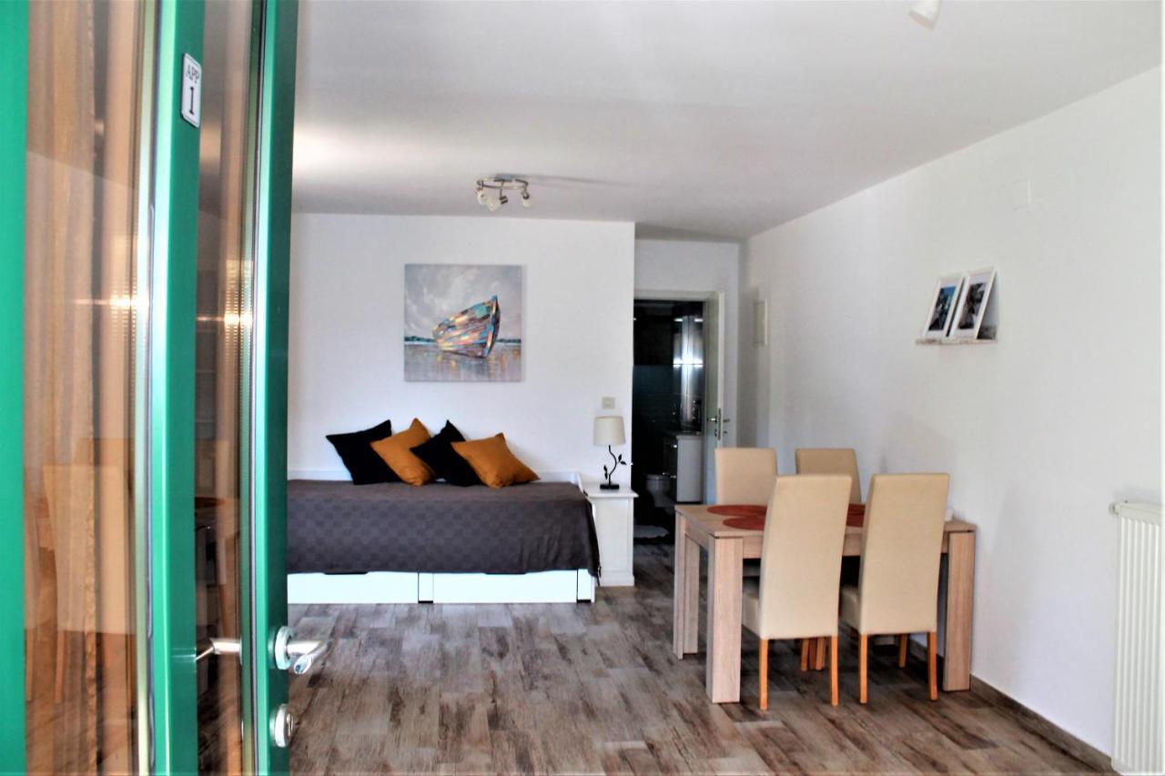 Apartmani Klaudija 瓦伦 外观 照片