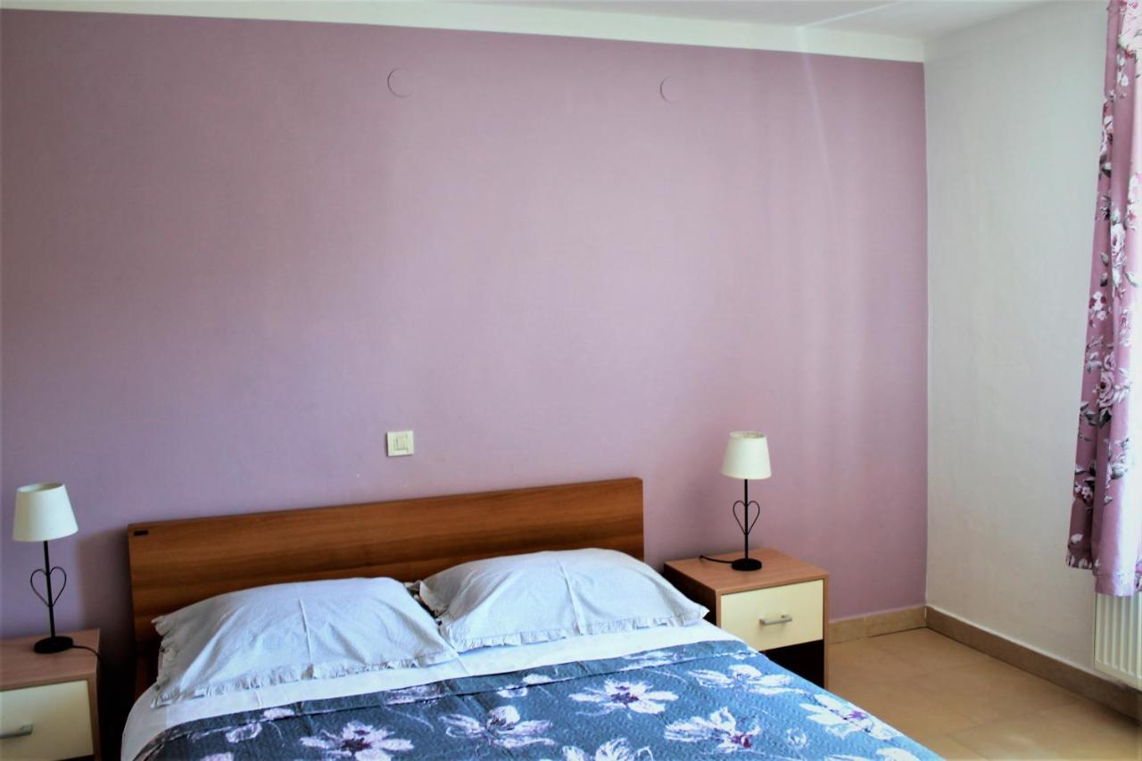 Apartmani Klaudija 瓦伦 外观 照片