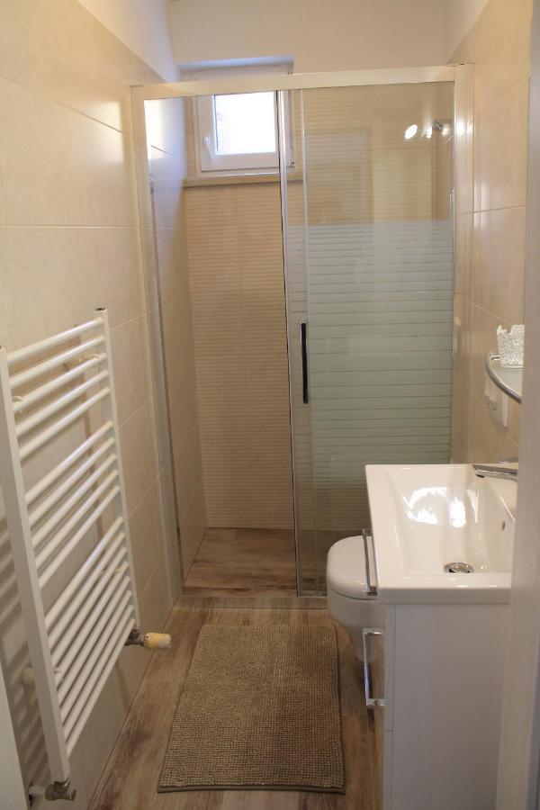 Apartmani Klaudija 瓦伦 外观 照片